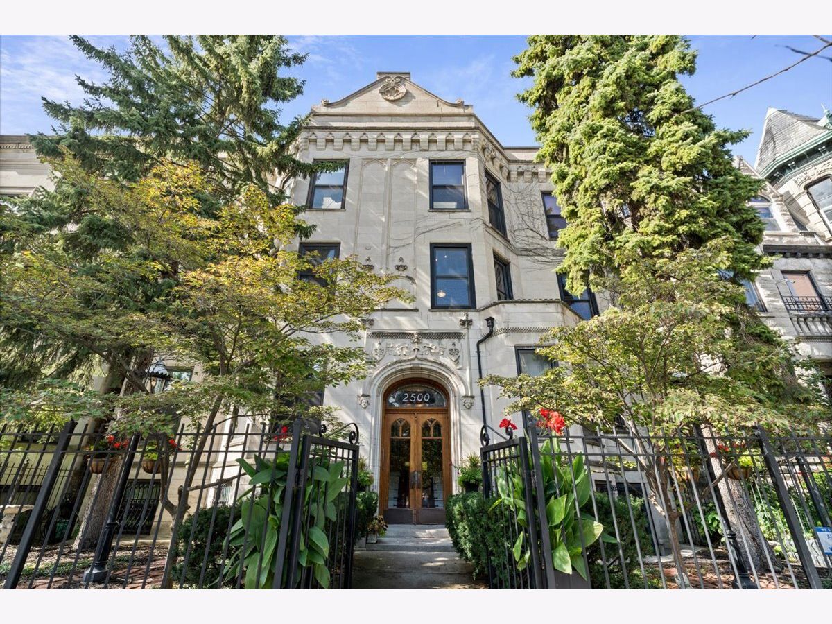  For Sale Chicago Illinois, 2500 Orchard Street