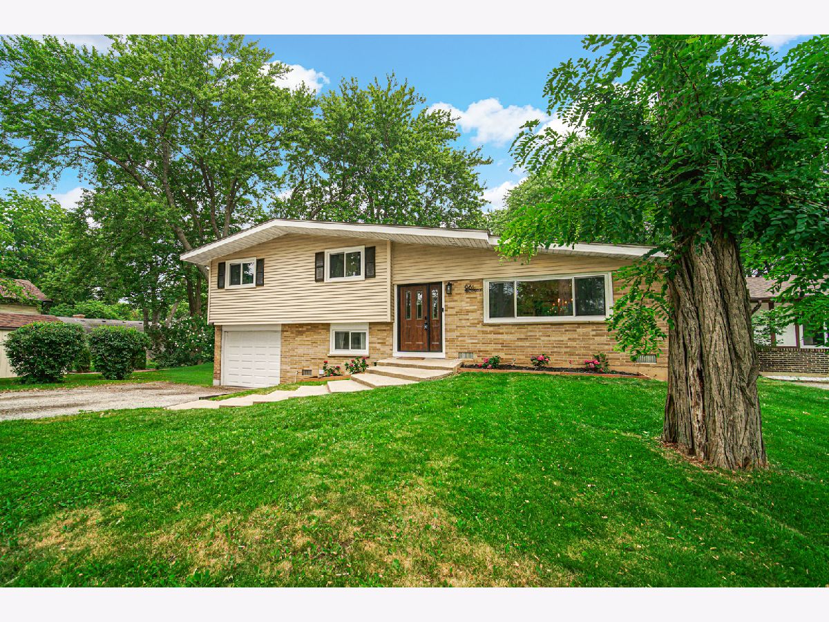 Homes For Sale Loch Lomond Mundelein Illinois, 961 Midlothian Road