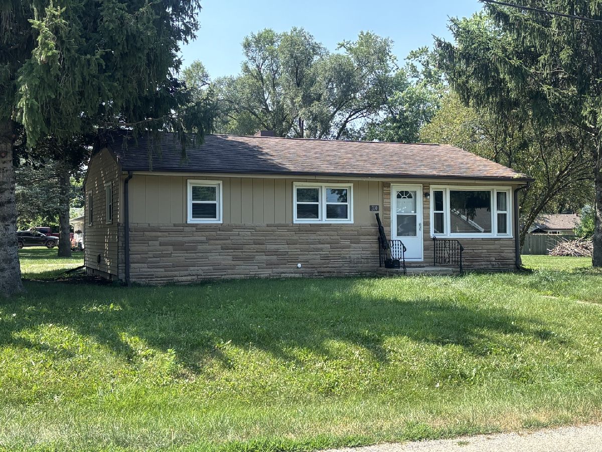  For Sale Rochelle Illinois, 300 Hillcrest Avenue