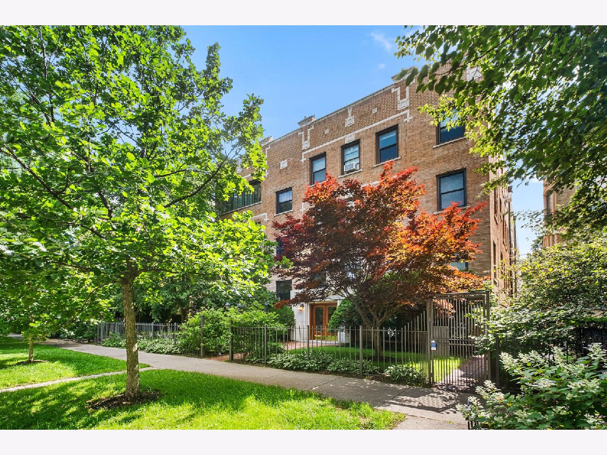 Condos & Townhomes For Sale Saxony Court Chicago Illinois, 4727 Paulina Street
