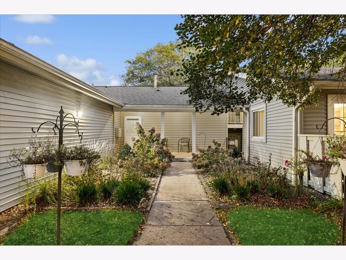  For Sale Mchenry Illinois, 408 Waters Edge Drive