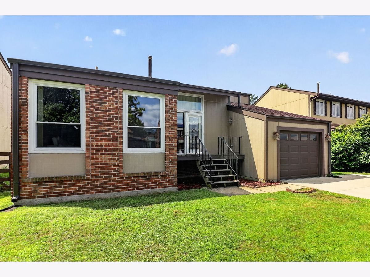  For Sale Darien Illinois, 1017 Bob O Link Drive