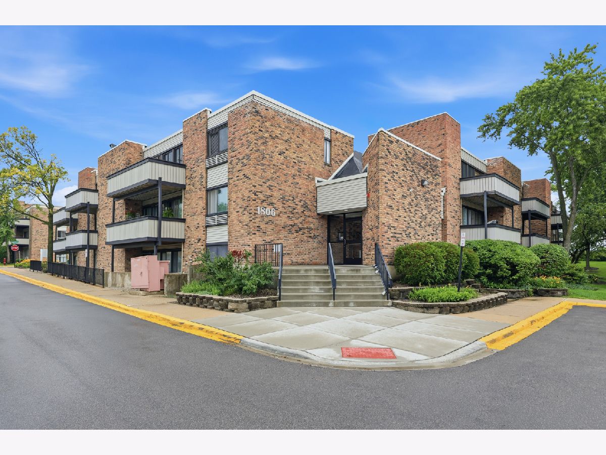 Condominiums For Sale Lakeside At Walden Schaumburg Illinois, 1806 Hemlock Place