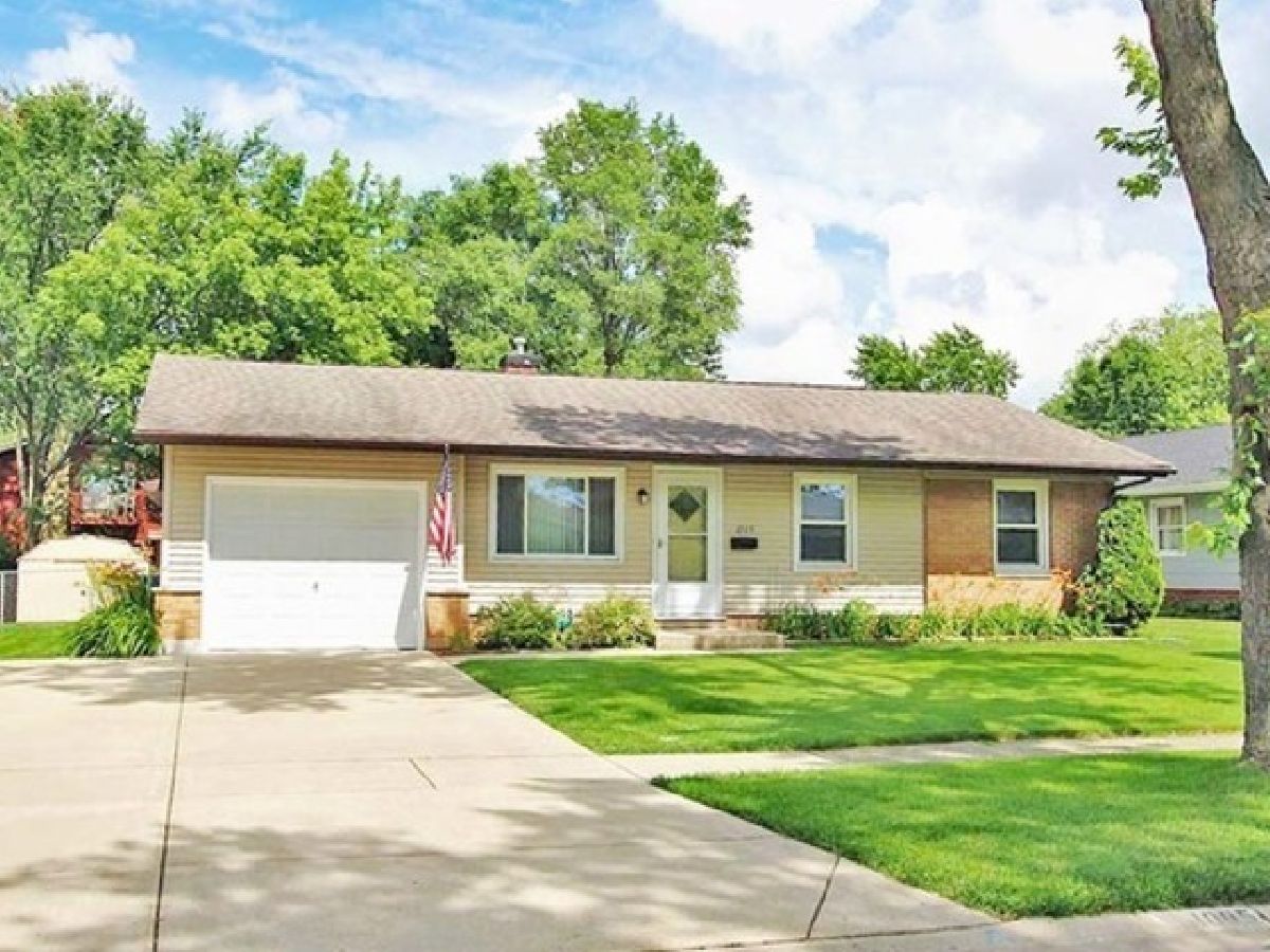  For Sale Elk Grove Village Illinois, 1095 Hickory Lane