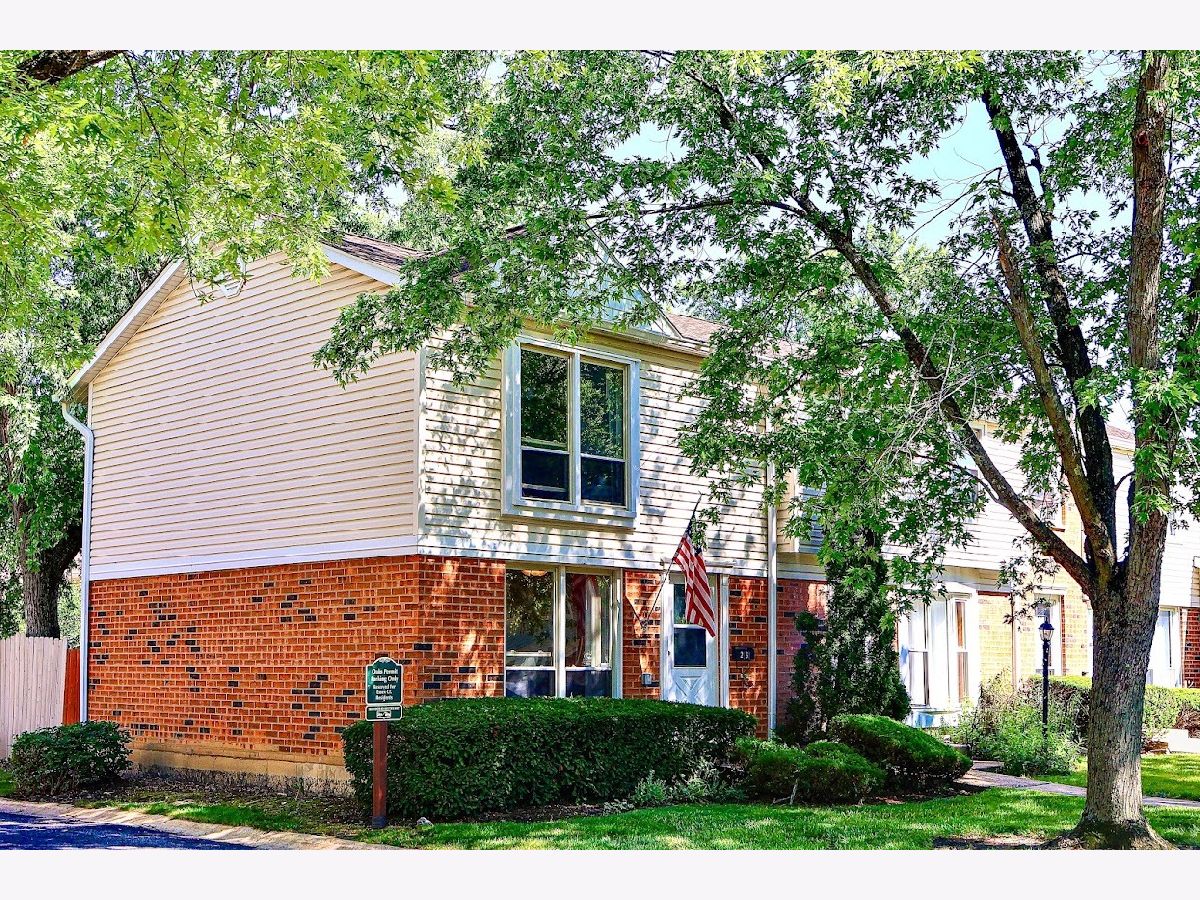Townhomes & Condos For Sale The Oaks Streamwood Illinois, 2061 Essex Court