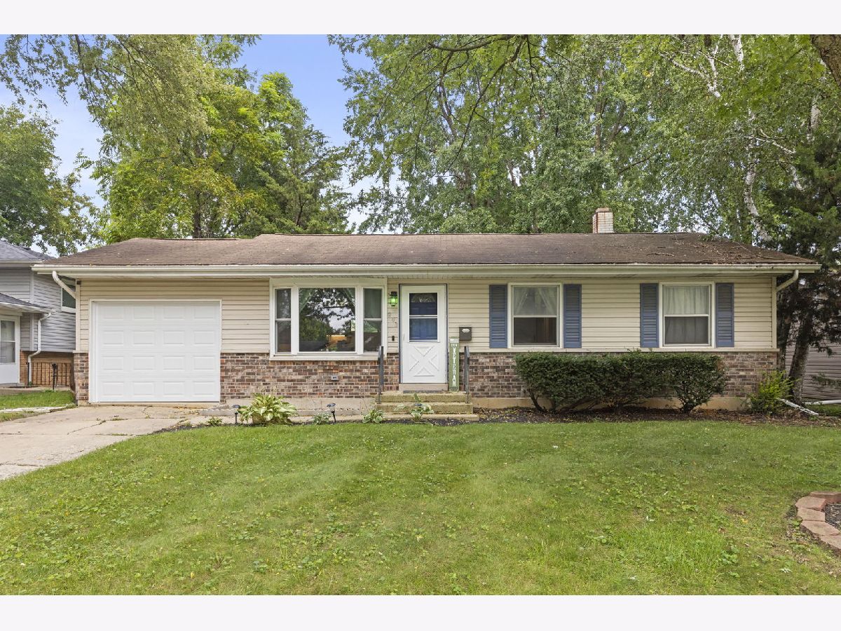  For Sale North Aurora Illinois, 203 Lilac Lane