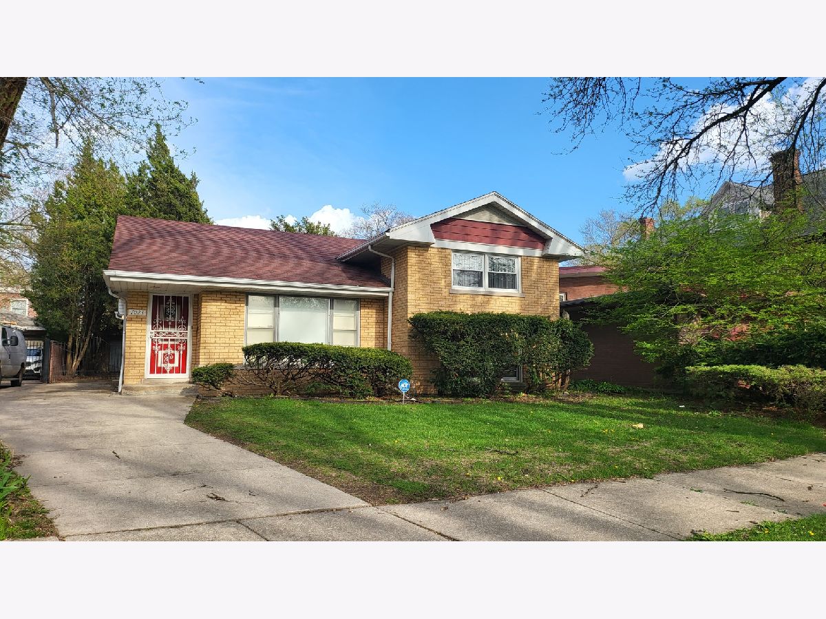  For Sale Chicago Illinois, 7023 Bennett Avenue