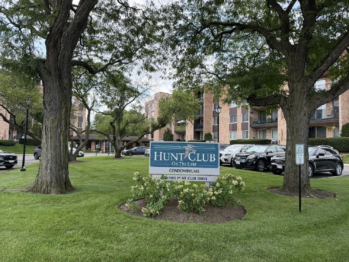  For Sale Mount Prospect Illinois, 1101 Hunt Club Drive
