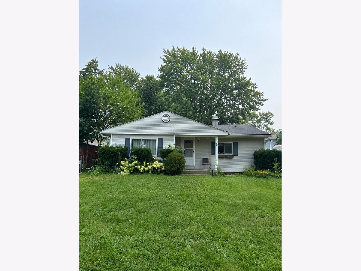  For Sale Carpentersville Illinois, 9 Hickory Drive