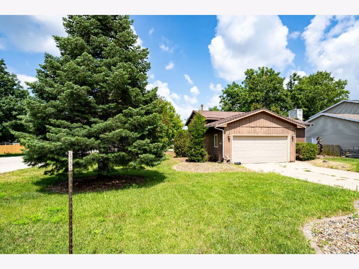  For Sale Bloomington Illinois, 2107 Woodhavens Drive