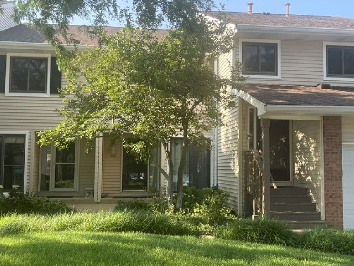 Townhomes & Condos Rented Hidden Lake Village Buffalo Grove Illinois, 1002 Hidden Lake