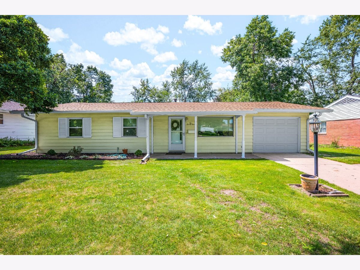 Homes & Condos & Townhomes For Sale Fairway Knolls Bloomington Illinois, 221 Ivanhoe Way