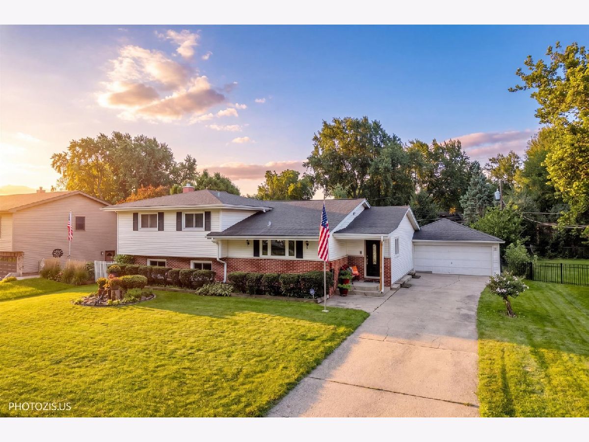  For Sale Roselle Illinois, 831 Sunnyside Road