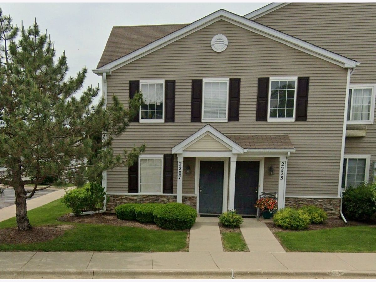  For Sale Carpentersville Illinois, 2207 Silverstone Drive