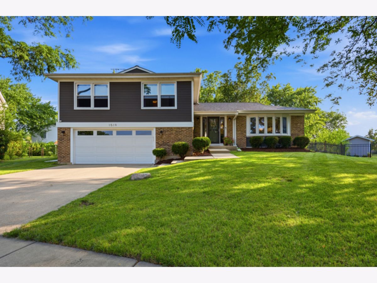 Homes & Condominiums Sold Greenbrier Arlington Heights Illinois, 1519 Raleigh
