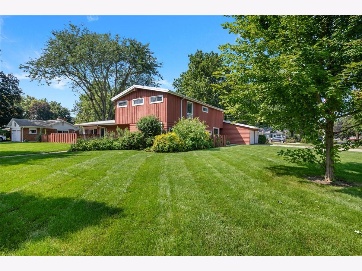 Homes For Sale Country Club Estates Aurora Illinois, 303 Central Avenue