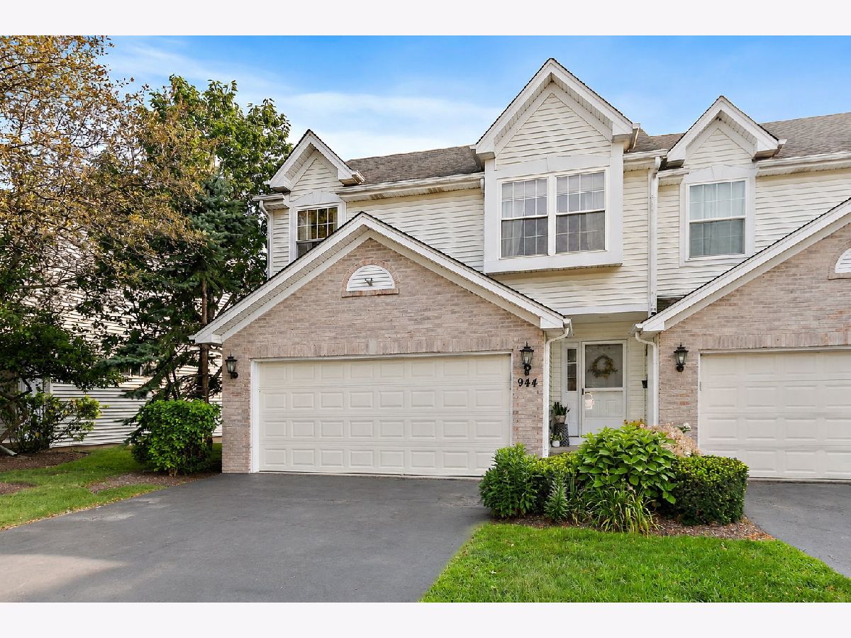 Townhomes For Sale Windstone Crossing Lake In The Hills Illinois, 944 Viewpoint Drive