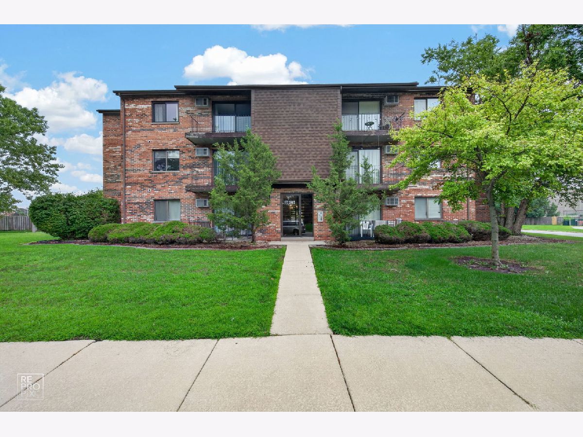 Condominiums & Homes For Sale Colonades Orland Park Illinois, 7305 Tiffany Drive