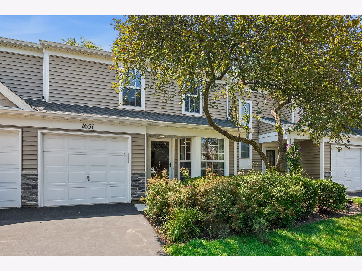Townhomes & Homes Sold College Green Elgin Illinois, 1651 College Green