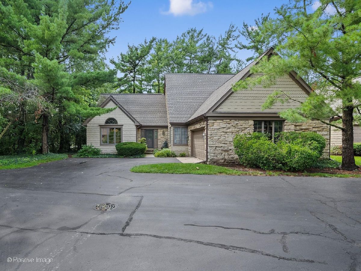 Townhomes & Condos & Homes For Sale Woodlands Darien Illinois, 1084 Larkspur Lane