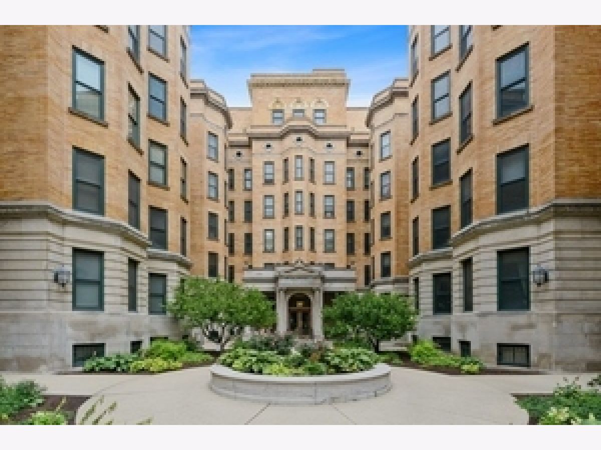 Condominiums Rented Commodore Chicago Illinois, 550 Surf
