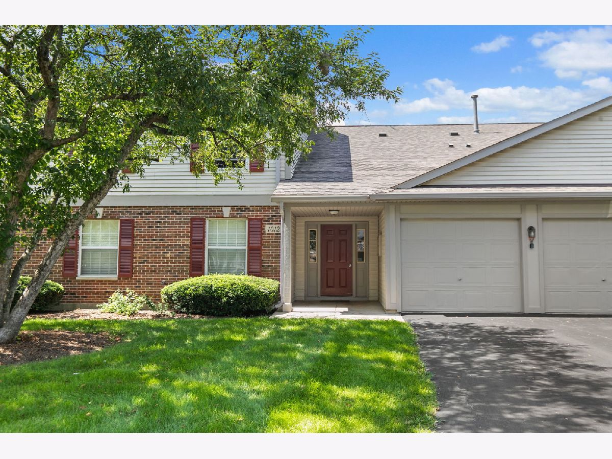 Condos & Townhomes For Sale Oakwood Hills Elgin Illinois, 1012 Saxon Court