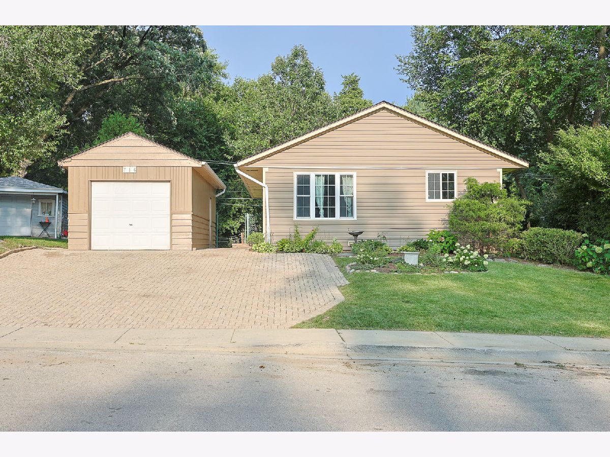  For Sale Carpentersville Illinois, 716 Navajo Drive