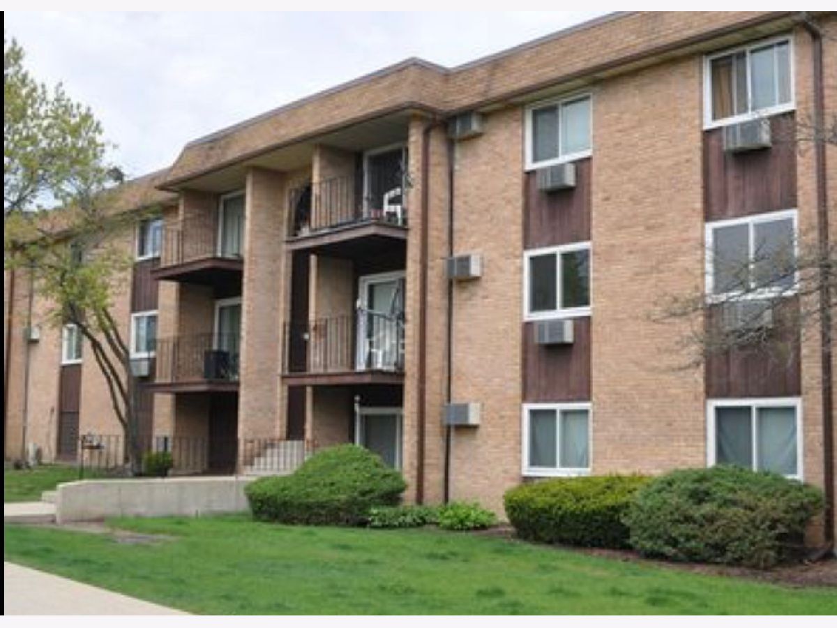 Condominiums For Sale Highland Crossing Hoffman Estates Illinois, 675 Heritage Drive