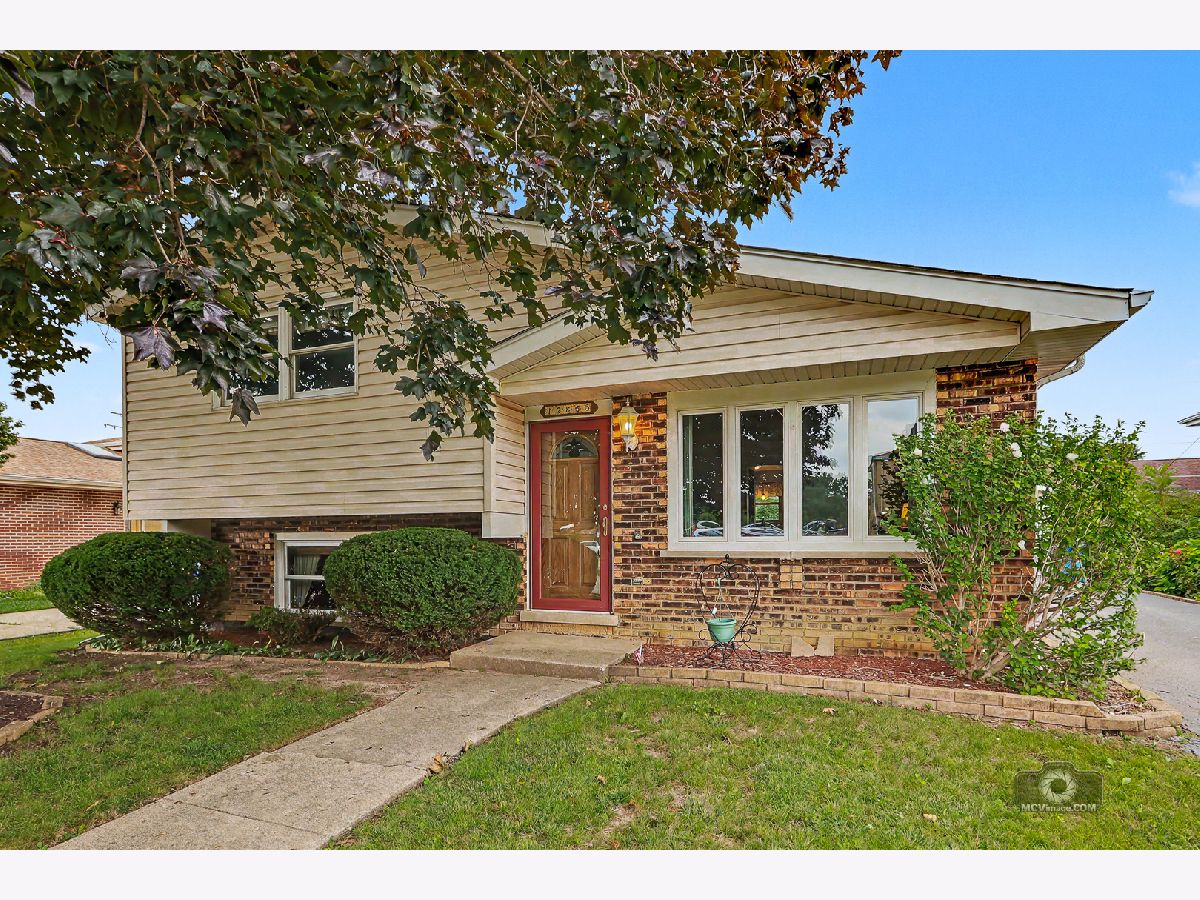 For Sale Crestwood Illinois, 12855 Crestbrook Court