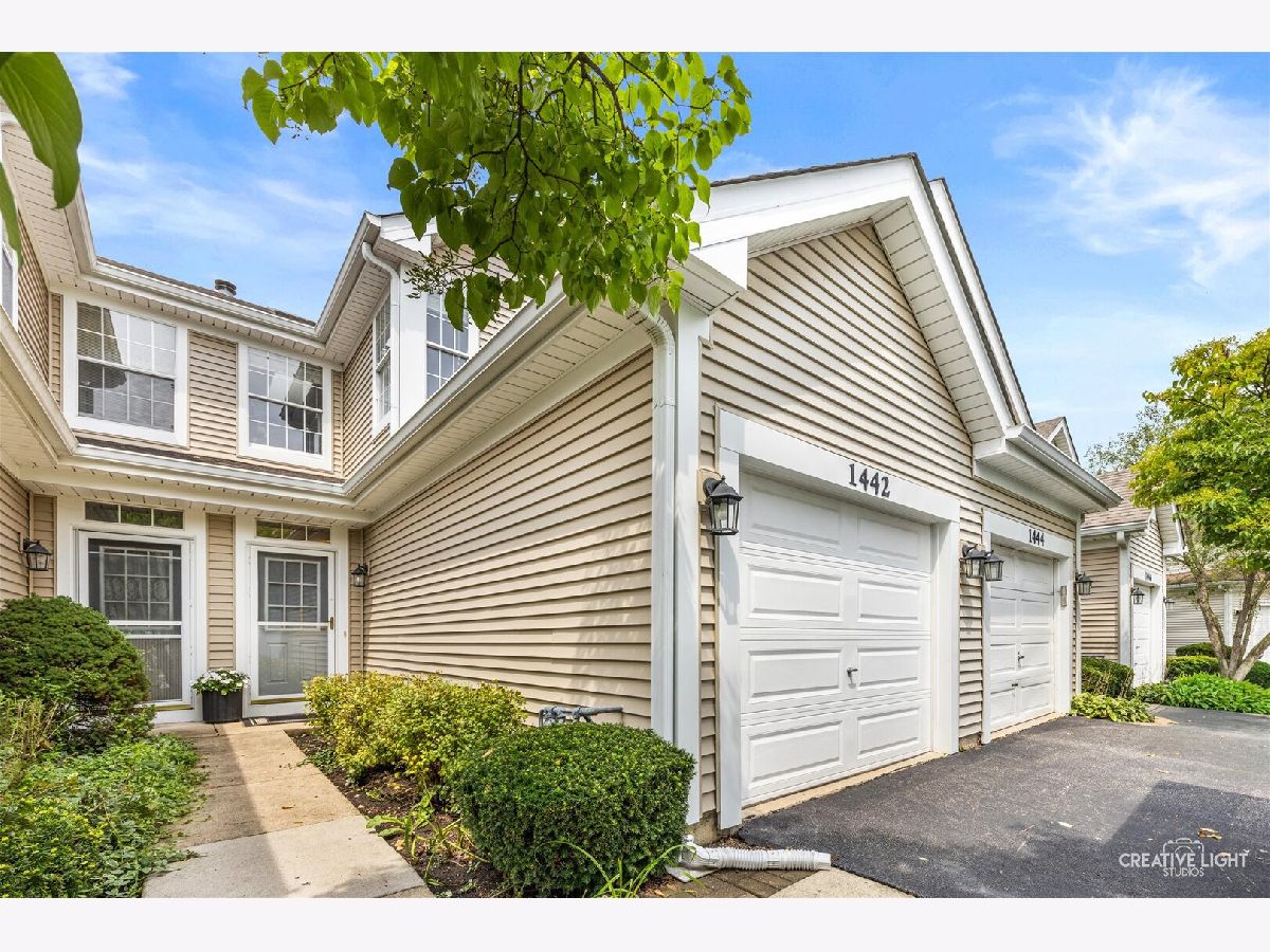Townhomes & Condos For Sale Tanglewood St Charles Illinois, 1442 Walnut Hill Avenue
