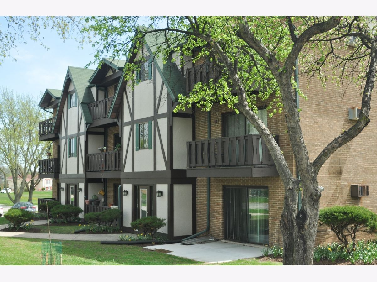 Homes & Condominiums Rented Hinswood Darien Illinois, 1110 Chalet
