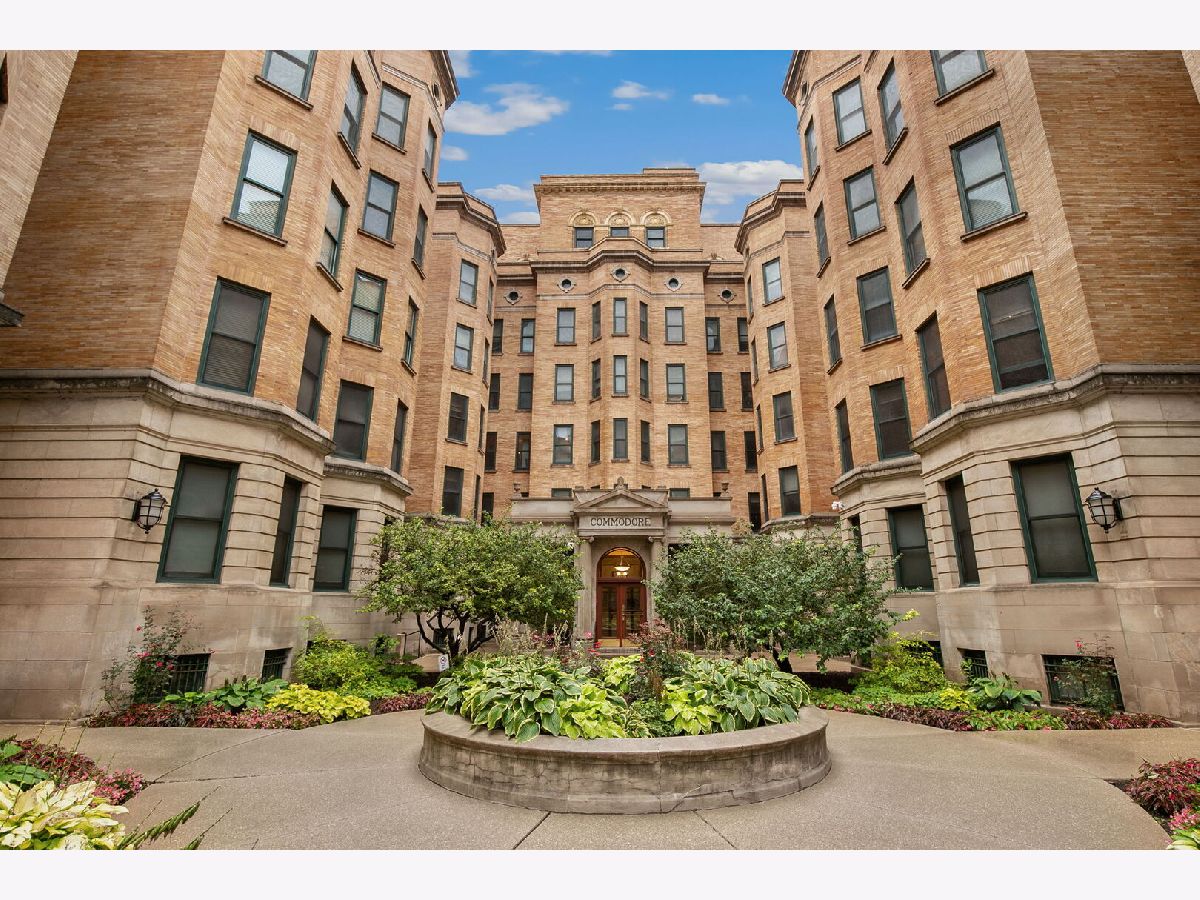 Condominiums For Sale Commodore Chicago Illinois, 550 Surf Street