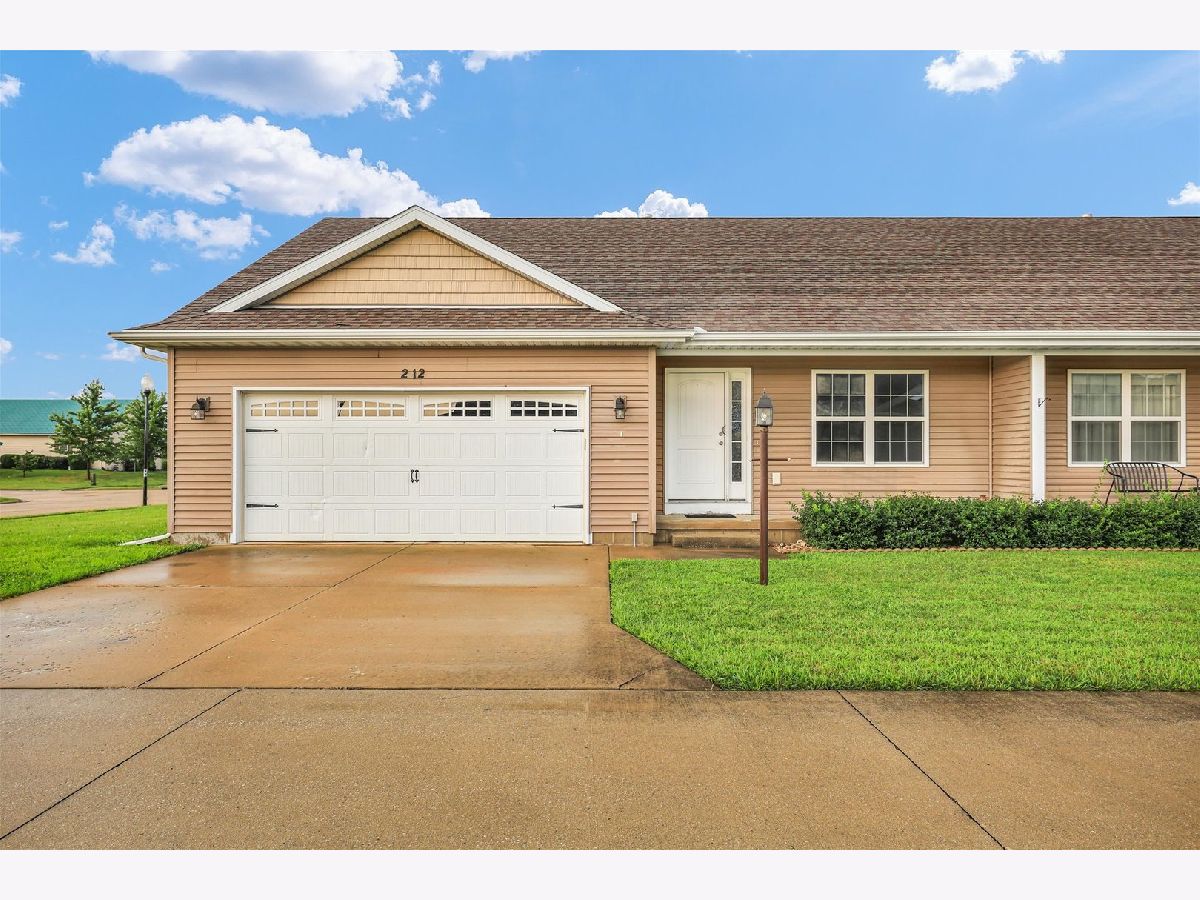  For Sale Fisher Illinois, 212 Medinah Court