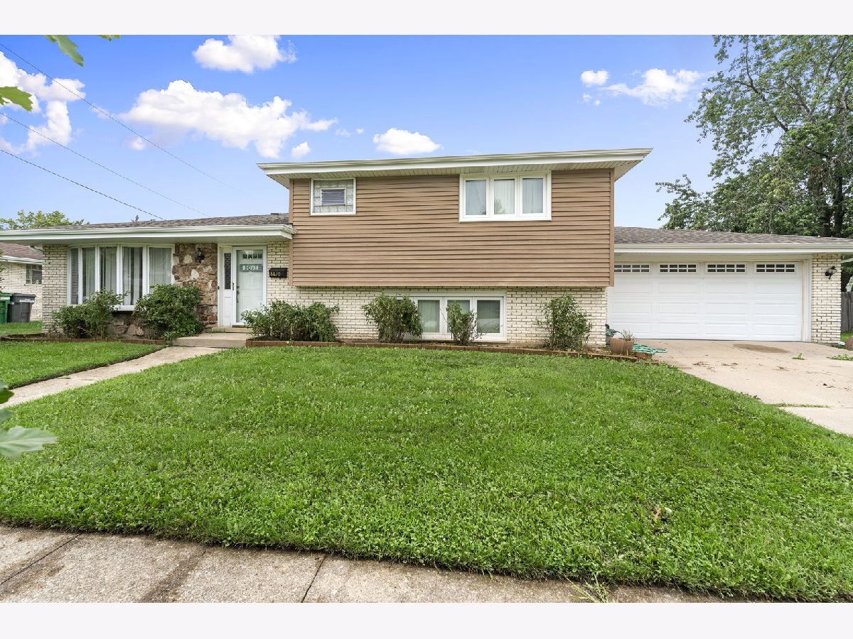  For Sale Hickory Hills Illinois, 8830 Lotus Drive