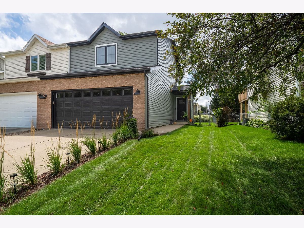 Homes & Condos & Townhomes For Sale Highlands Ii Bloomington Illinois, 2741 Arrowhead Drive