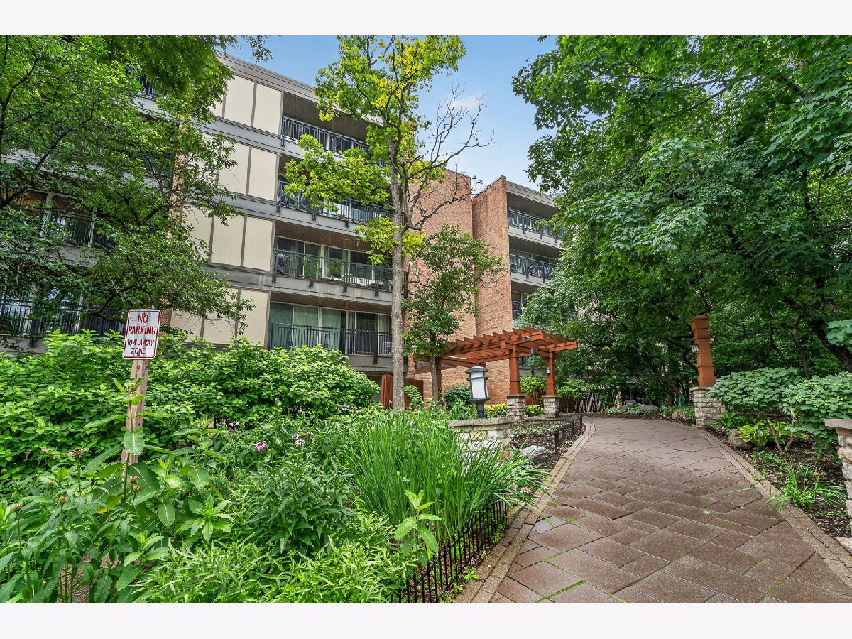 Condos & Townhomes For Sale Four Lakes Lisle Illinois, 5900 Oakwood Drive