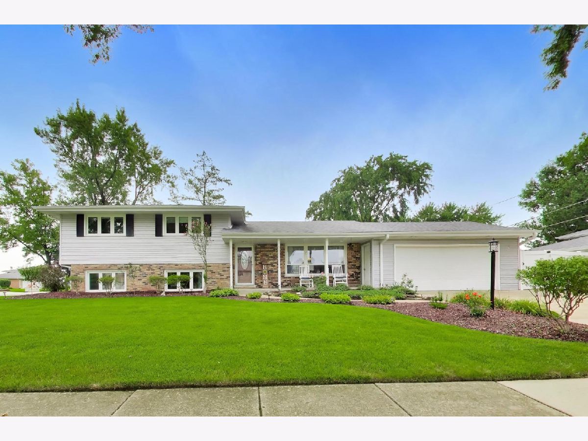  For Sale Hickory Hills Illinois, 8938 81st Avenue