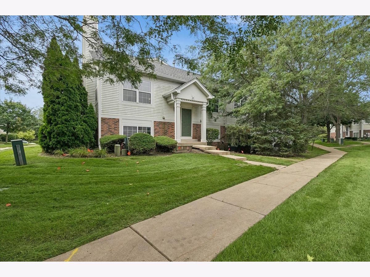 Townhomes & Condos & Homes For Sale Cranberry Lake Hainesville Illinois, 271 Holiday Lane