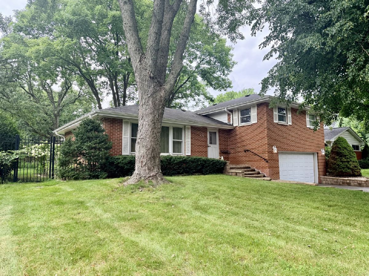 Homes For Sale H.o. Stone Lake Forest Illinois, 926 Valley Road