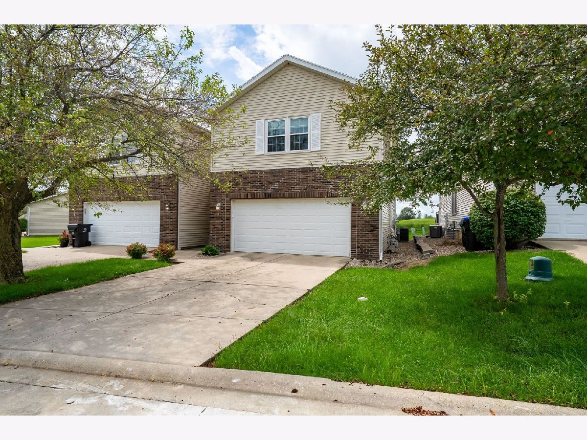 Homes & Condos & Townhomes For Sale Fox Creek Village Bloomington Illinois, 4 Everett Court