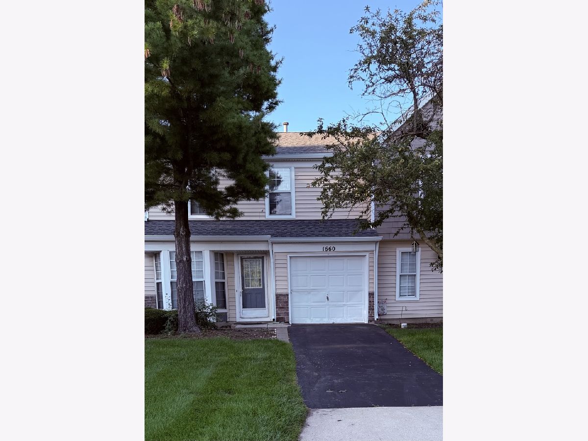 Townhomes & Homes For Sale College Green Elgin Illinois, 1660 College Green Drive