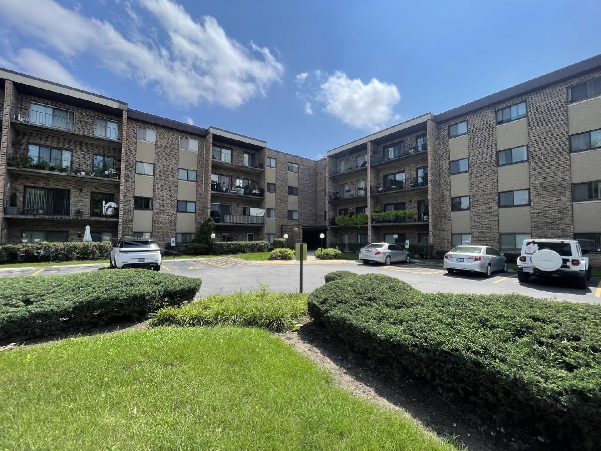 Condominiums For Rent Huntington Commons Mount Prospect Illinois, 725 Huntington Commons