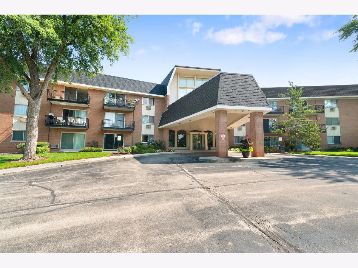 Condominiums For Sale Royal Glen Glen Ellyn Illinois, 1198 Royal Glen Drive