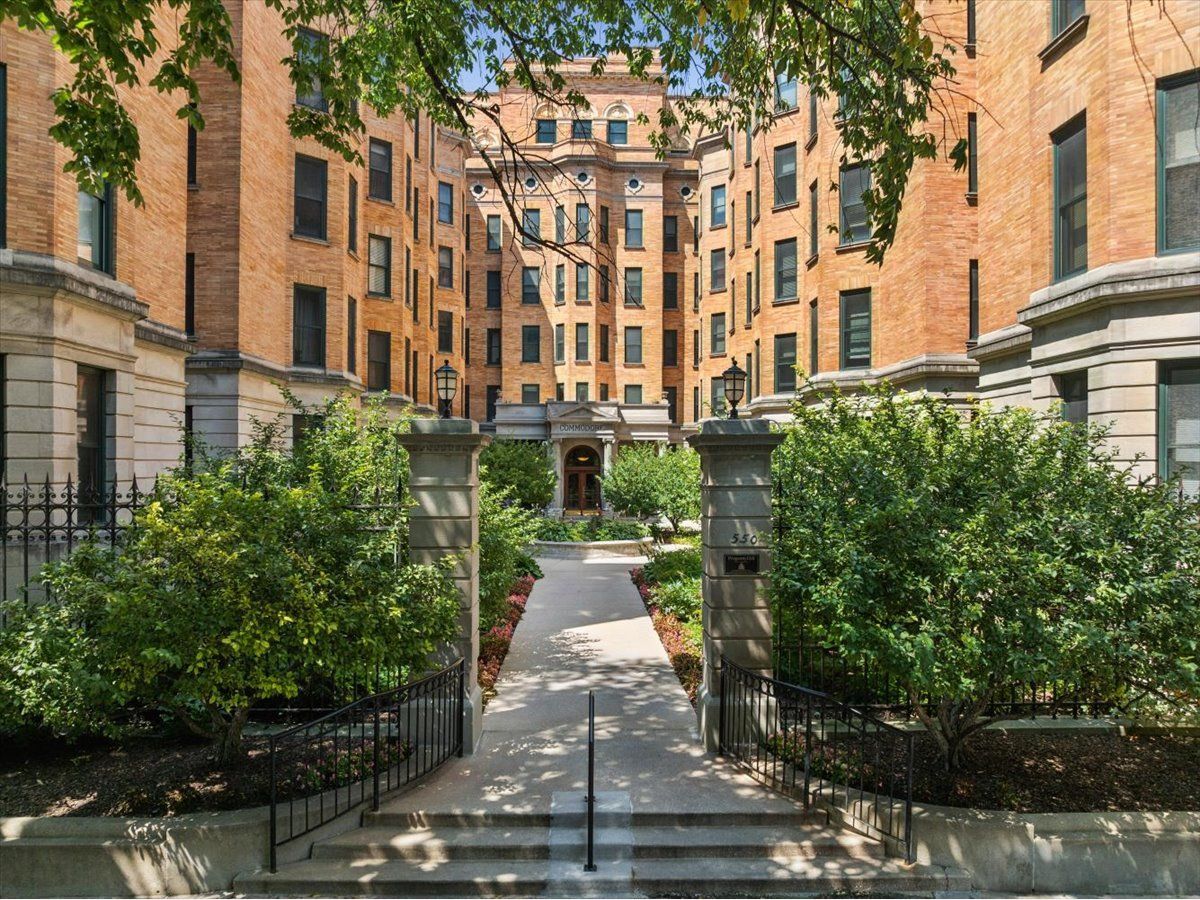 Condominiums For Sale Commodore Chicago Illinois, 550 Surf Street
