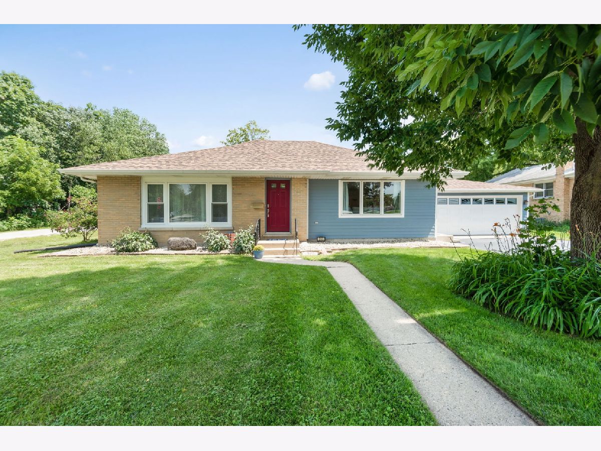 Homes For Sale Reimers Sunset Acres Grayslake Illinois, 365 Alleghany Road