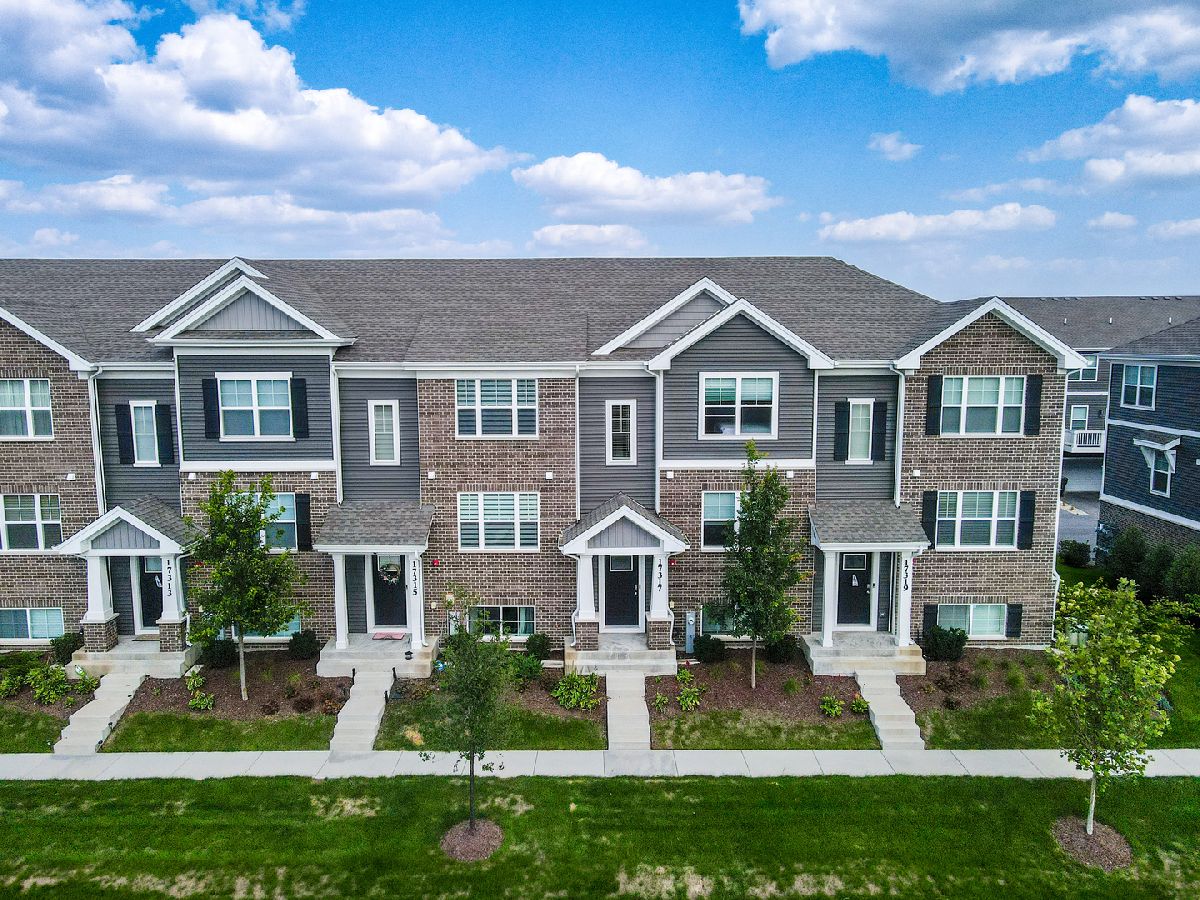 Condos & Townhomes & Homes For Sale Oak Ridge Tinley Park Illinois, 17317 Roscommon Road
