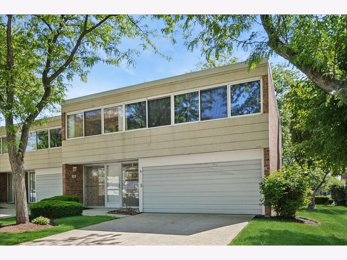 Townhomes & Condos For Sale Courts Of Northbrook Northbrook Illinois, 137 Avon Road