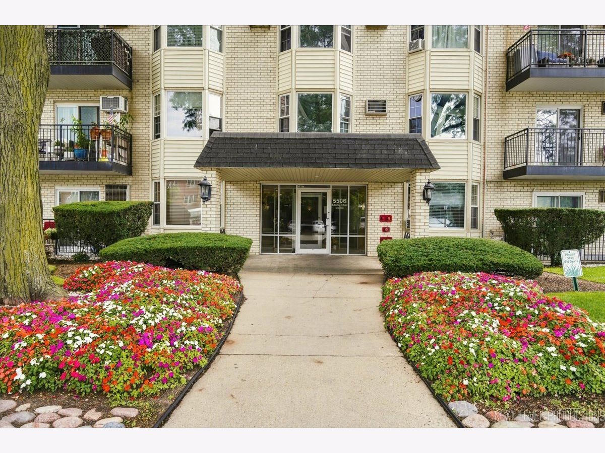  For Sale Morton Grove Illinois, 5506 Lincoln Avenue