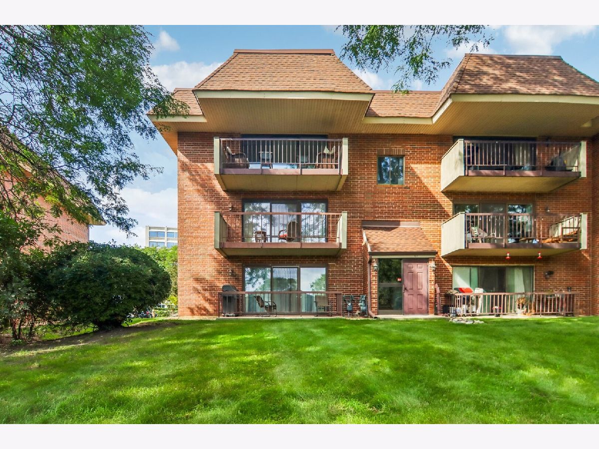 Condominiums For Sale Highland Lakes Lombard Illinois, 101 Janata Boulevard