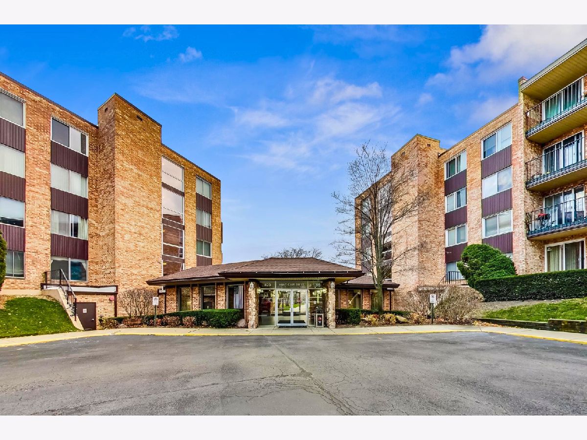 Condominiums For Sale Hunt Club On The Lake Mount Prospect Illinois, 1101 Hunt Club Drive